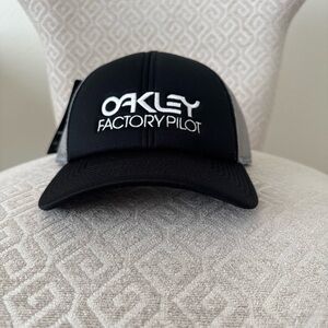 OAKLEY  Factory Pilot Black Front Gray Mesh Trucker Cap OS Adjust Velcro Closure